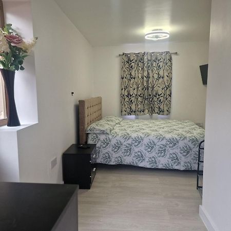 Studio Flat On Straight Road, Harold Hill, Havering Eksteriør billede