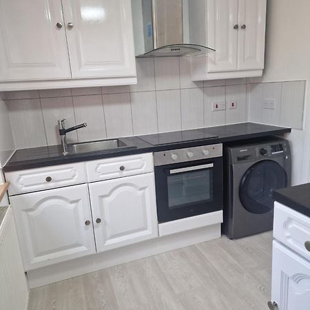 Studio Flat On Straight Road, Harold Hill, Havering Eksteriør billede