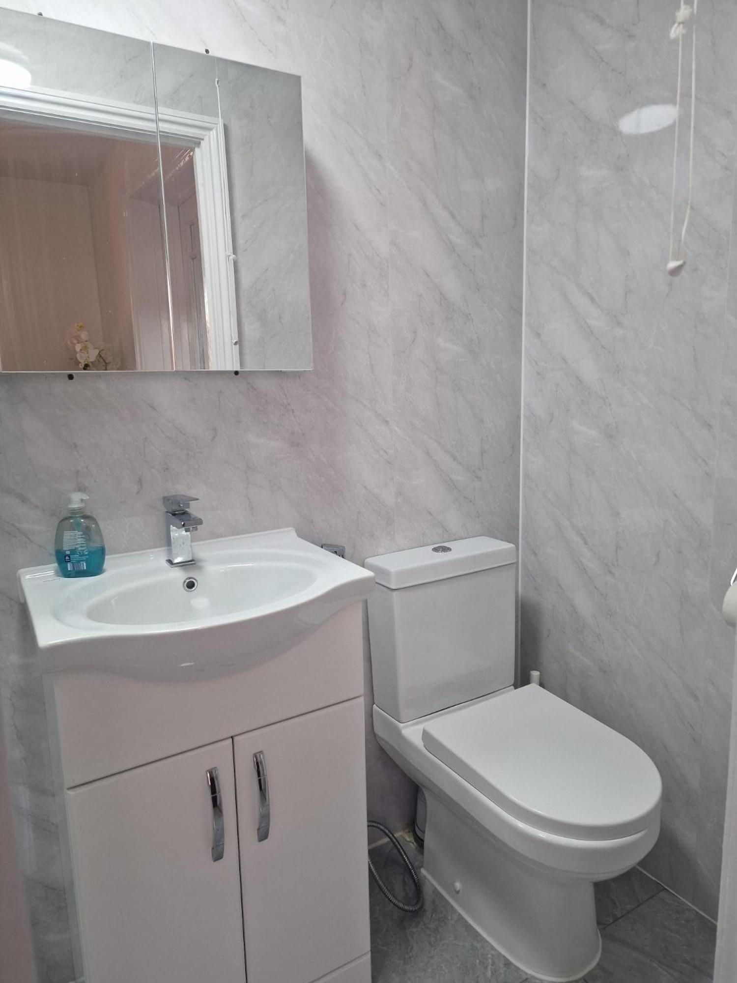 Studio Flat On Straight Road, Harold Hill, Havering Eksteriør billede