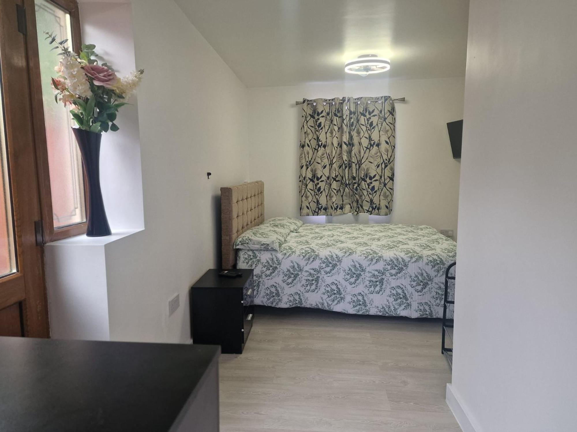 Studio Flat On Straight Road, Harold Hill, Havering Eksteriør billede
