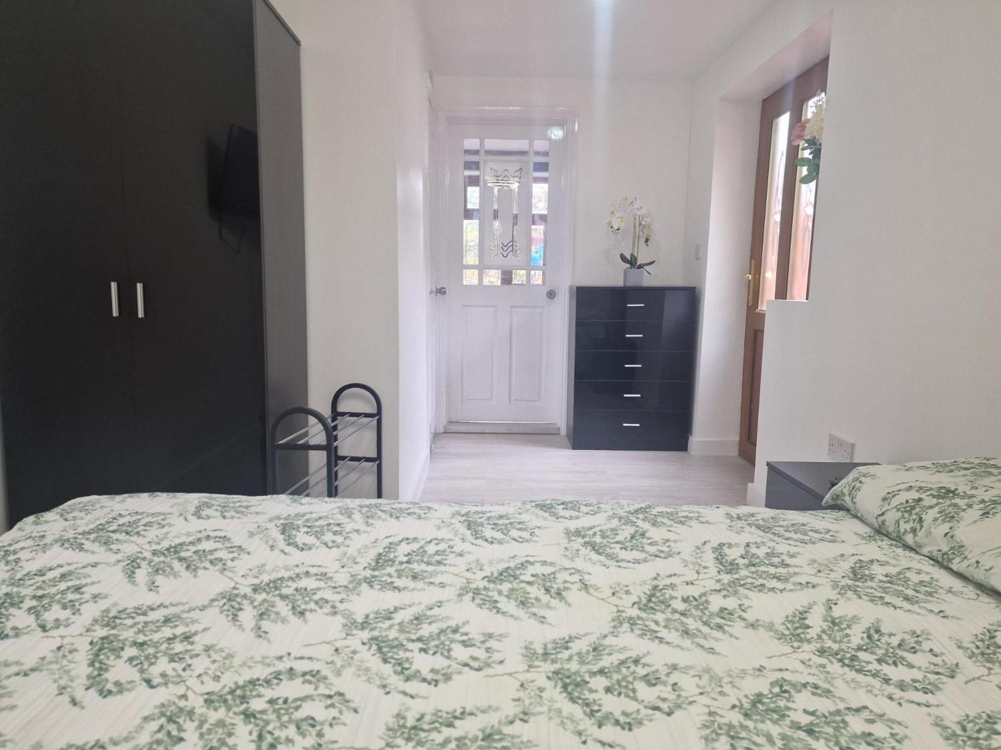 Studio Flat On Straight Road, Harold Hill, Havering Eksteriør billede