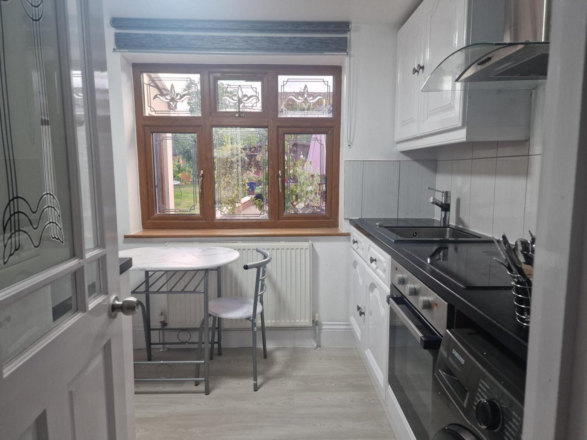 Studio Flat On Straight Road, Harold Hill, Havering Eksteriør billede